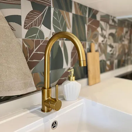 Nieuw - Kleurrijke Met Frans Balkon Appartement *