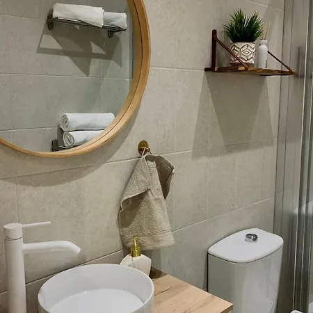 Nieuw - Kleurrijke Met Frans Balkon Appartement